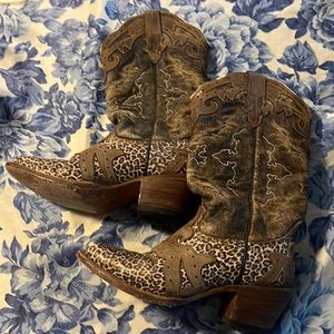 Super cute detailed boots